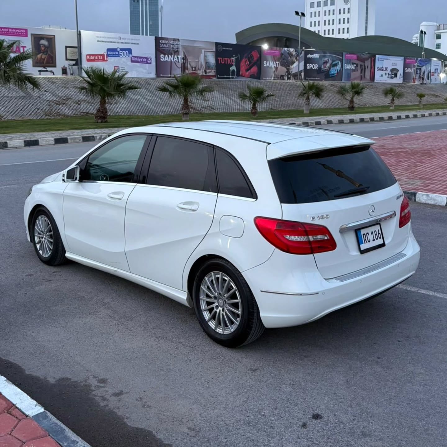 Mercedes B180 Amg Premium Plus 2014 Satılık İkinci El - Thumbnail 2